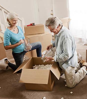 couple-packing-boxes