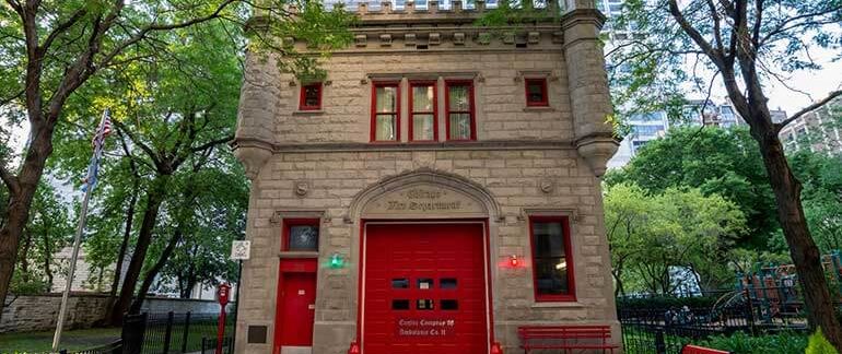 A street view of the outside of a Chicago museum